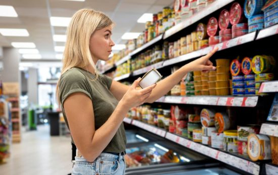 Una mujer mira para comprar unas conservas para futuros incidentes/ FREEPIK Una mujer mira para comprar unas conservas para futuros incidentes/ FREEPIK