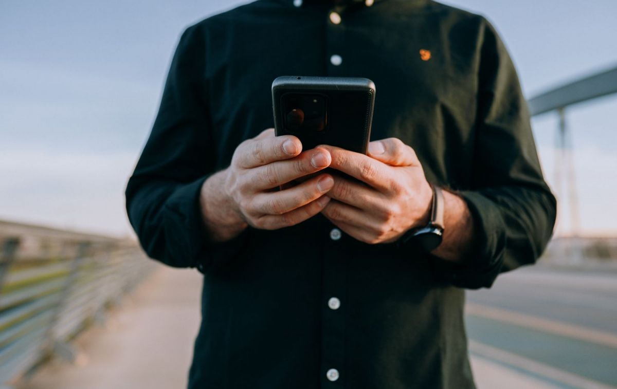 Un hombre recibe un mensaje por WhatsApp / UNSPLASH Un hombre recibe un mensaje por WhatsApp / UNSPLASH