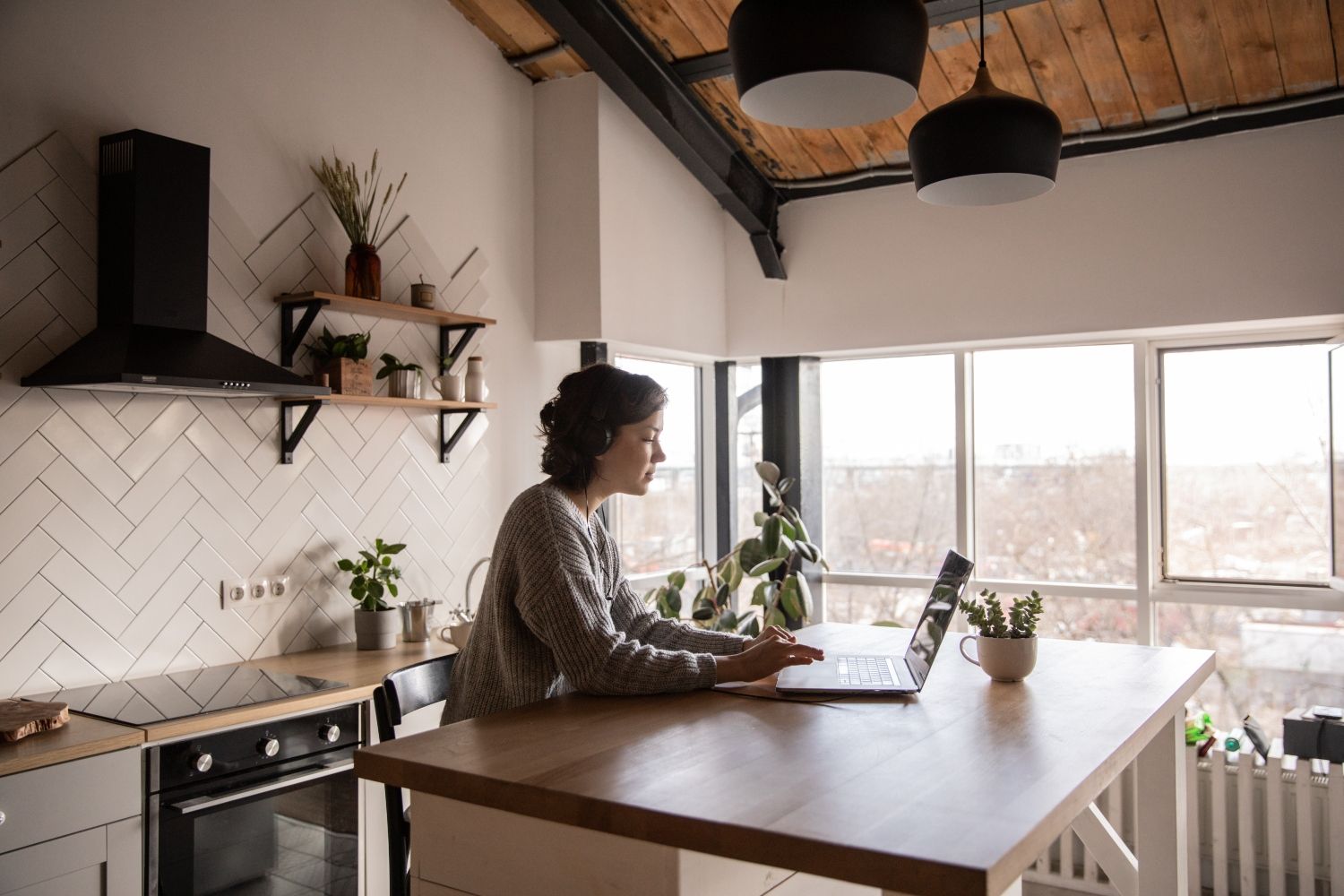 Una usuaria navegando por Internet / PEXELS Una usuaria navegando por Internet / PEXELS
