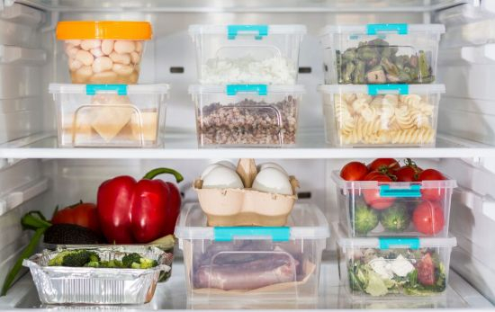Alimentos guardados en túpers en la nevera/ FREEPIK Alimentos guardados en túpers en la nevera/ FREEPIK