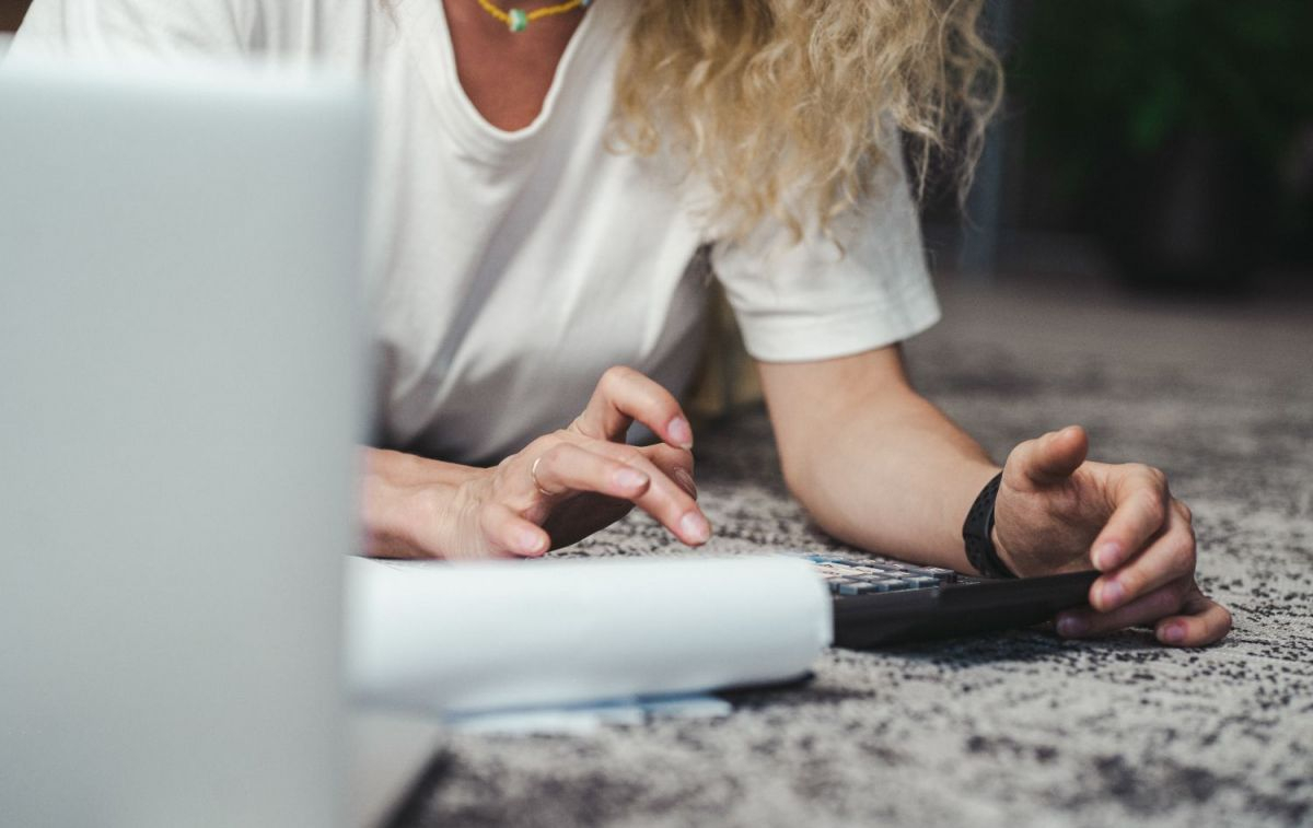 Una persona hace cuentas con una calculadora / PEXELS Una persona hace cuentas con una calculadora / PEXELS