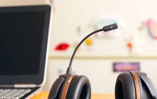 Unos auriculares y un micrófono de un departamento de atención al cliente donde no hay empleados/ UNSPLASH Unos auriculares y un micrófono de un departamento de atención al cliente donde no hay empleados/ UNSPLASH