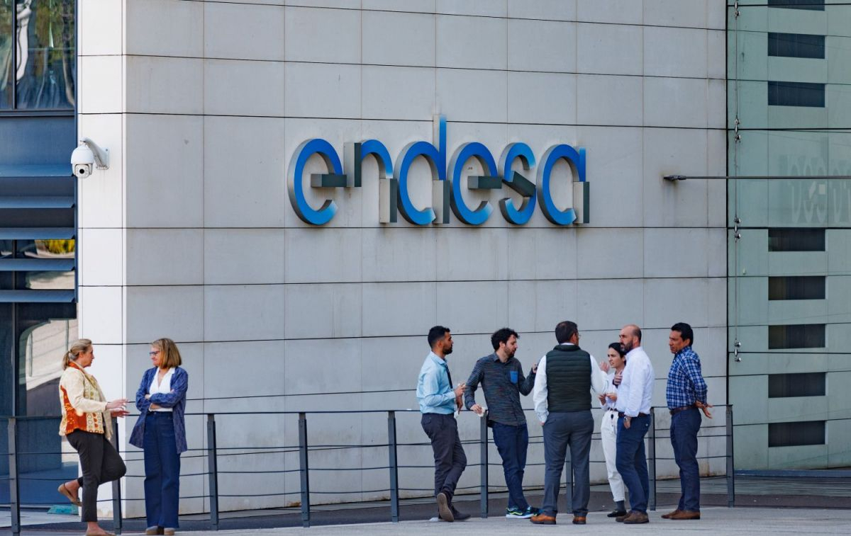 Un grupo de personas frente a la sede de Endesa / EUROPA PRESS - EDUARDO PARRA
