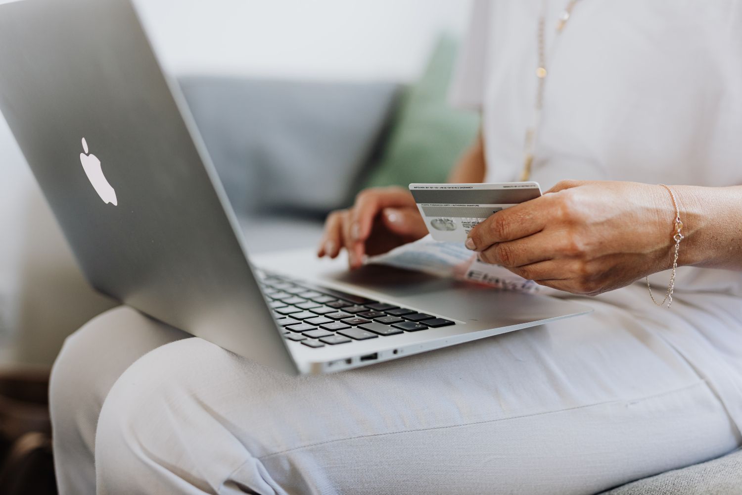 Una persona hace una reserva en Booking / PEXELS Una persona hace una reserva en Booking / PEXELS