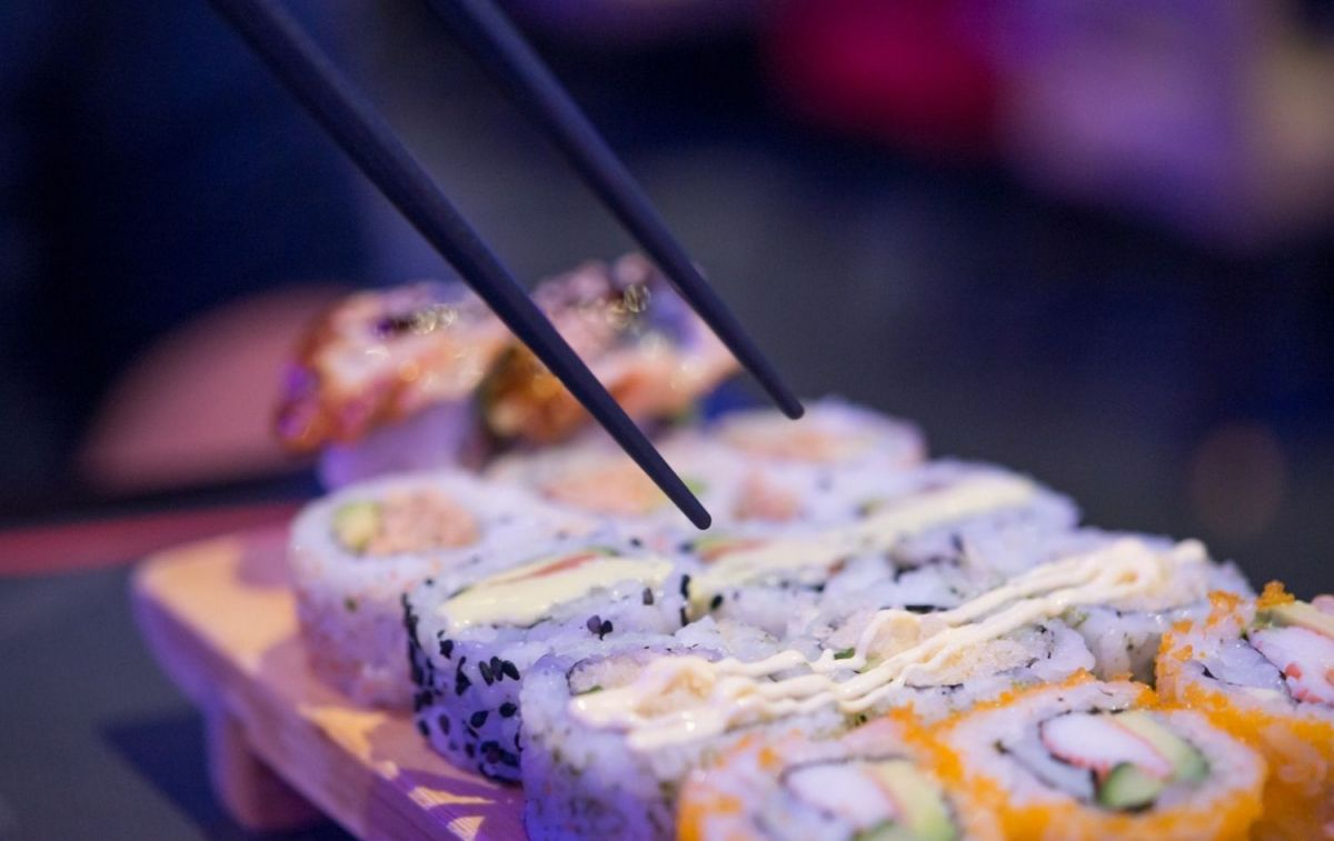 Un plato de sushi de un restaurante con una carta de alérgenos / Pixabay