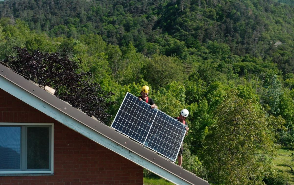 Una instalación de placas solares en un tejado / EZZING