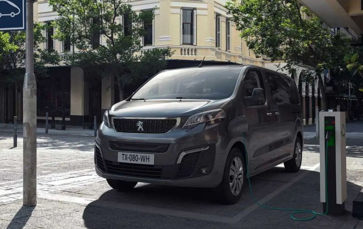 Peugeot e-Traveller, la furgoneta eléctrica que compró el cliente / PEUGEOT
