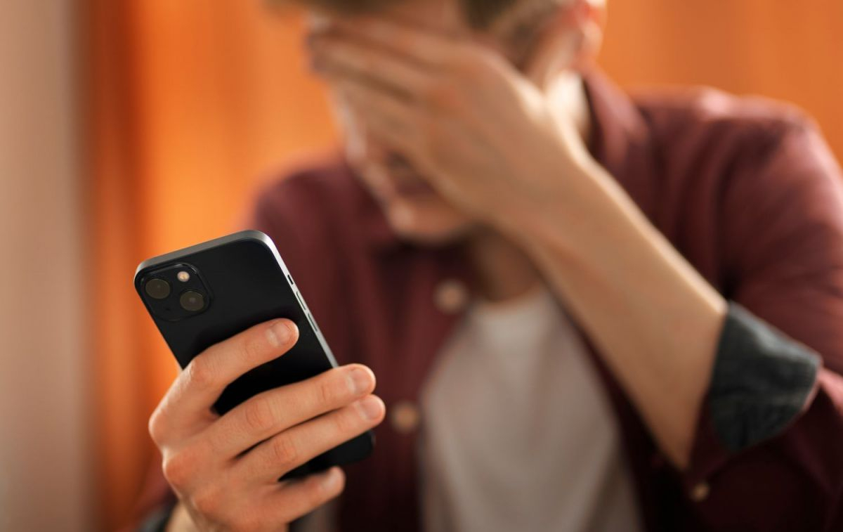 Un joven estafado a través de 'Call Spoofing' con su móvil / FREEPIK Un joven estafado a través de 'Call Spoofing' con su móvil / FREEPIK