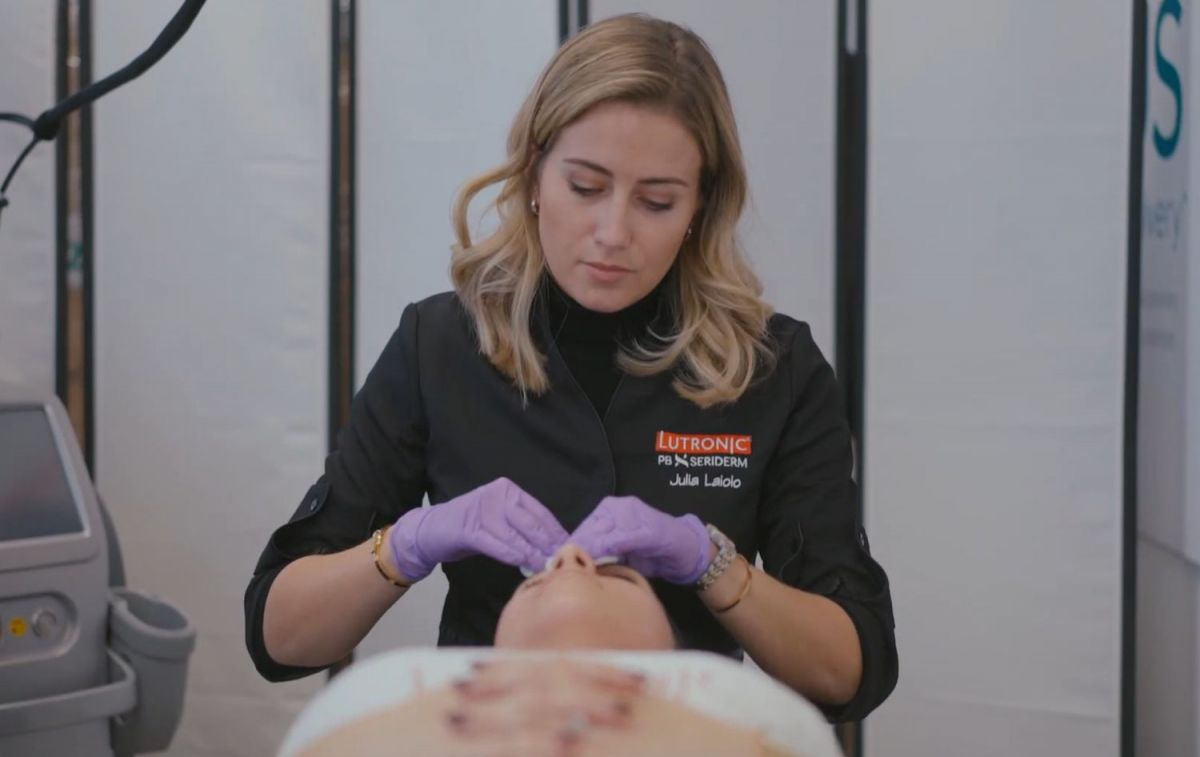 Una empleada de Lutronic realizando un tratamiento estético dermatológico   Lutronic