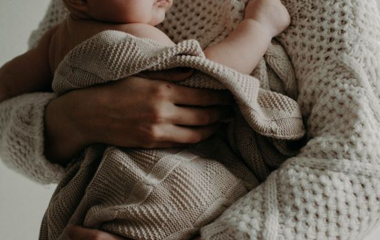Una madre con su bebé enfermo/ PEXELS Una madre con su bebé enfermo/ PEXELS