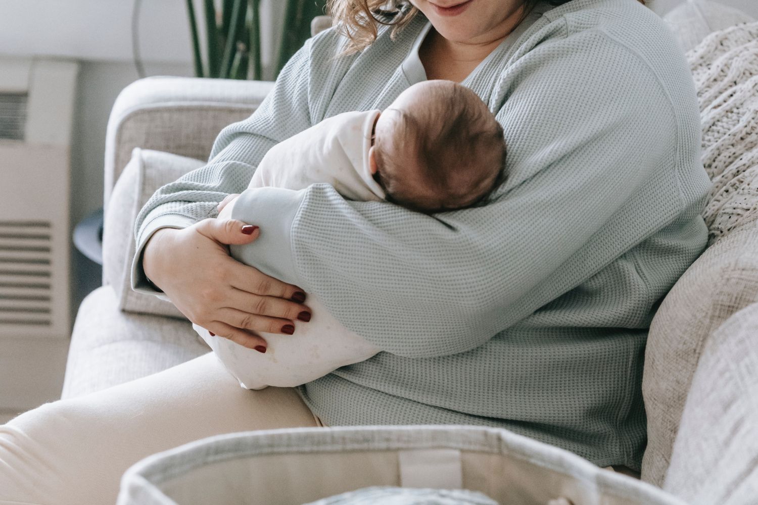 Una madre con su bebé de baja maternal / PEXELS Una madre con su bebé de baja maternal / PEXELS