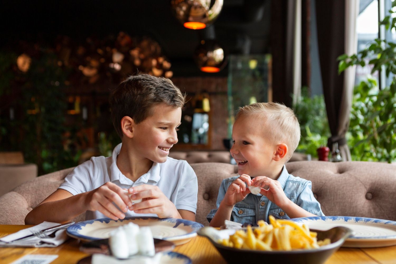 Niños comiendo en un restaurante / FREEPIK
