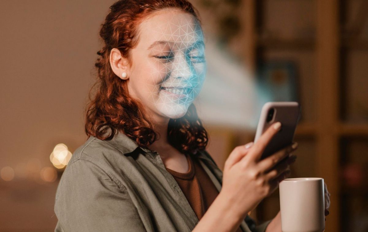 Una mujer hace un escaneo facial con su móvil / FREEPIK
