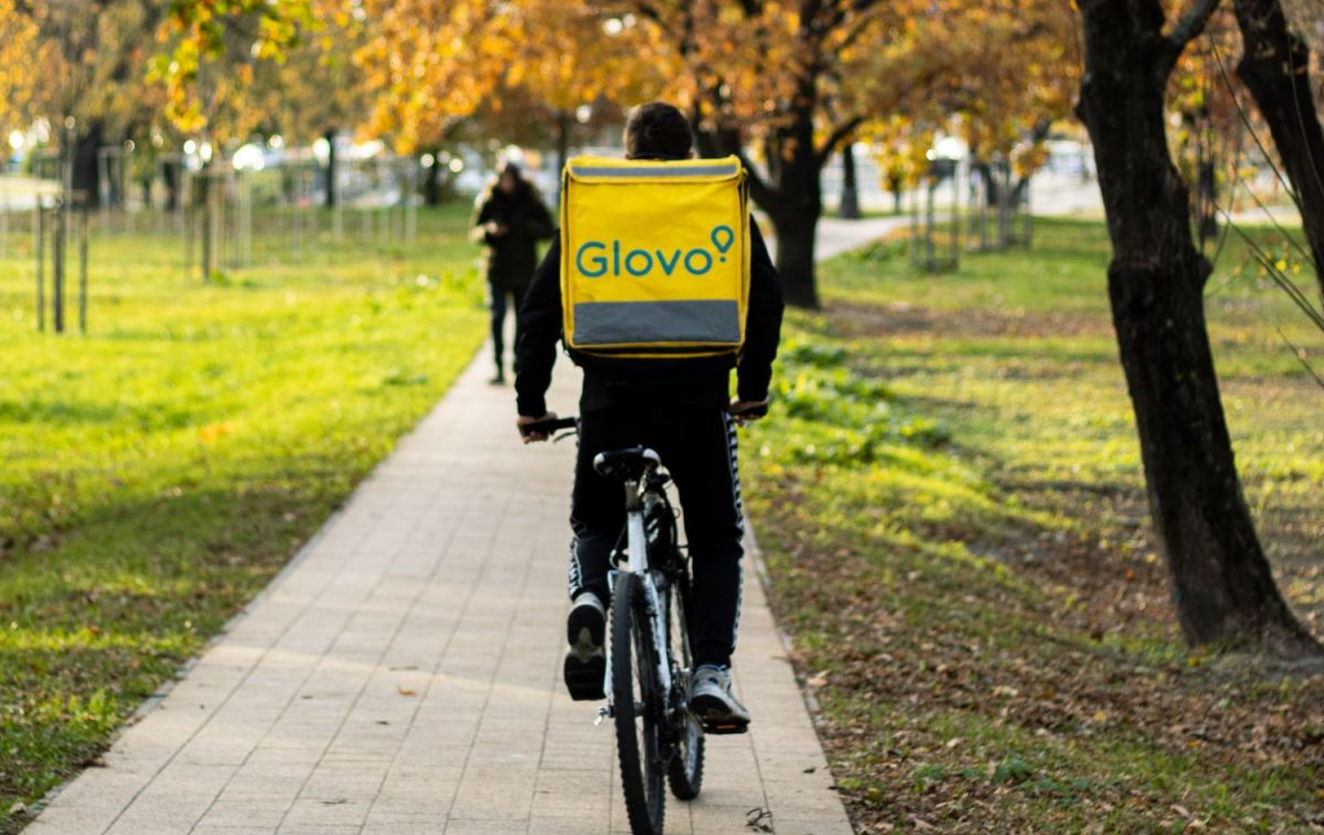 Un repartidor de Glovo lleva un pedido / UNSPLASH