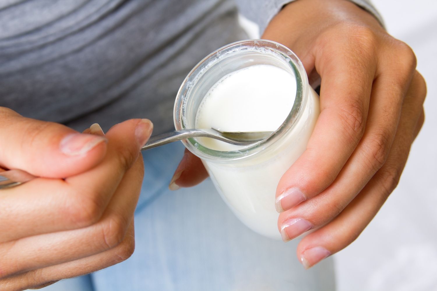 Los nutricionistas recomiendan consumir el líquido del yogur / FREEPIK