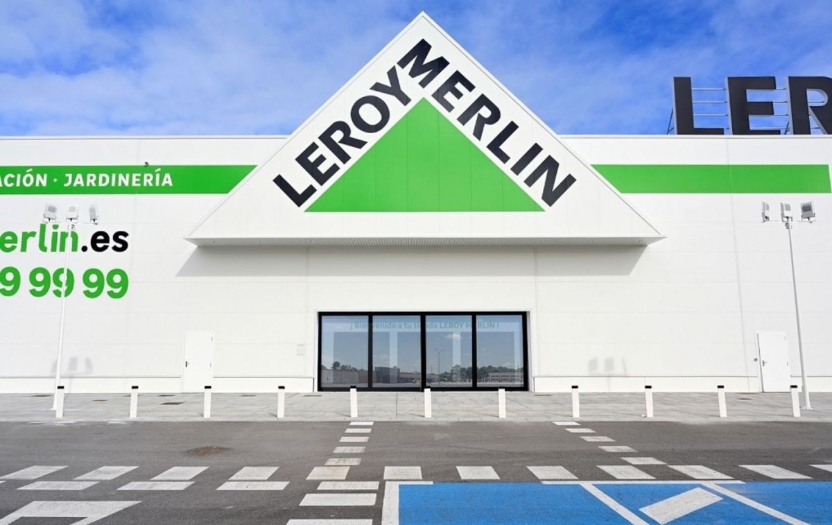 Fachada de una tienda de Leroy Merlin / EP - LEROY MERLIN Fachada de una tienda de Leroy Merlin / EP - LEROY MERLIN