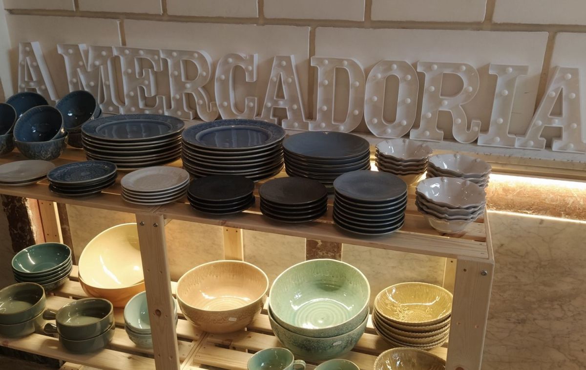 Un conjunto de platos de cerámica en una tienda de A Mercadoría / CG