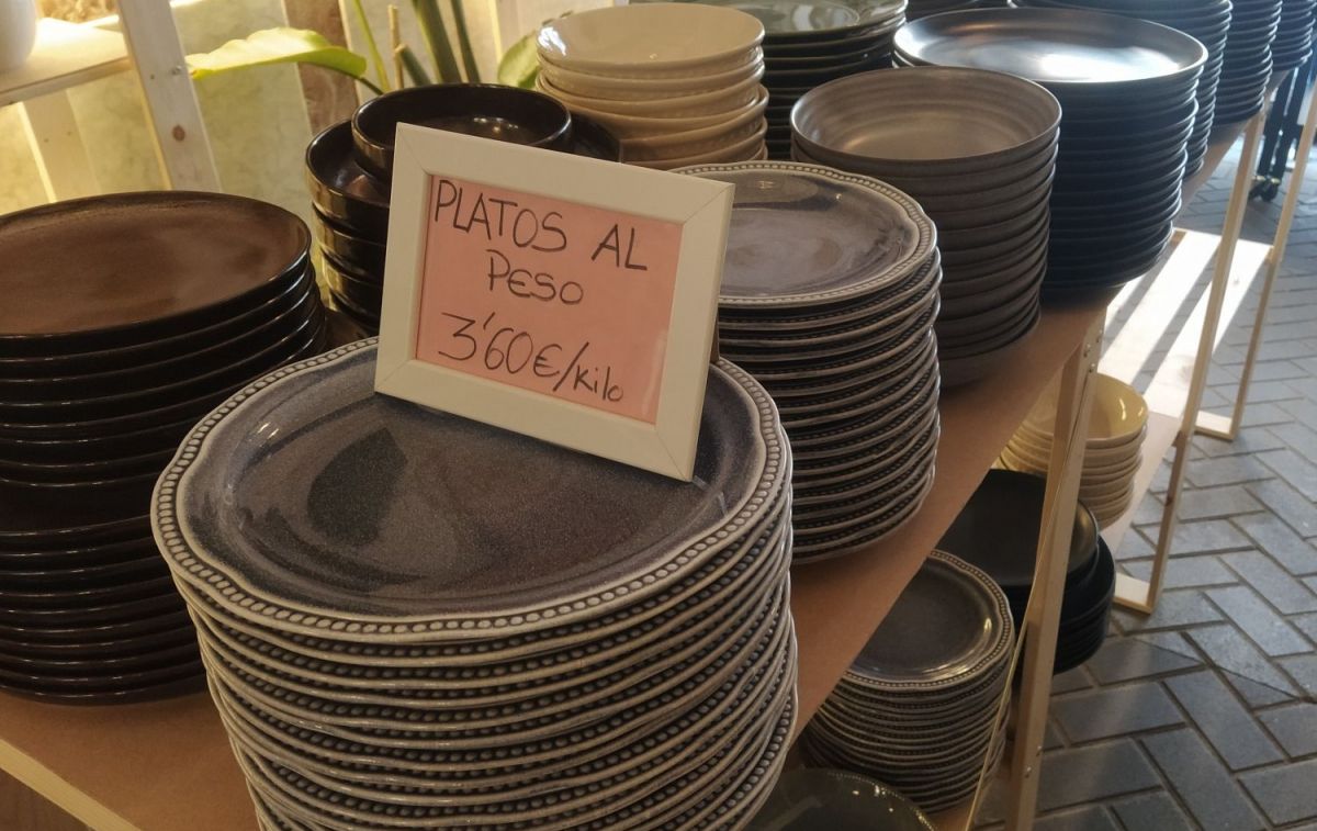 Venta de platos al peso en una de las tiendas de A Mercadoría / CG