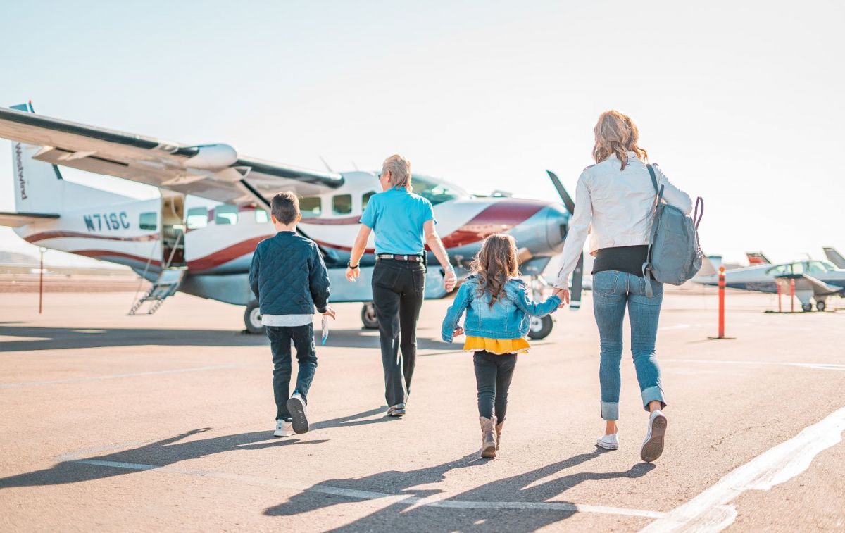 Una familia se dirige hacia un avión / UNSPLASH
