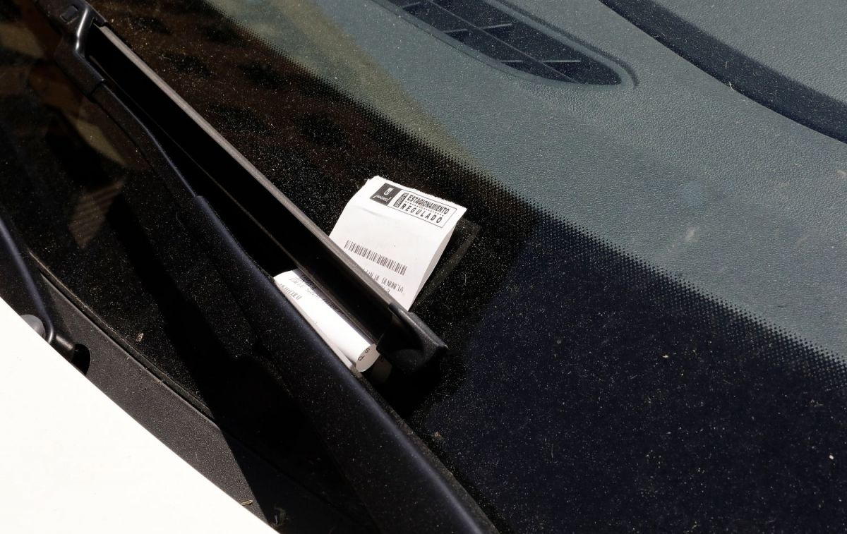 Una multa en el parabrisas de un coche puesta por la DGT / EP