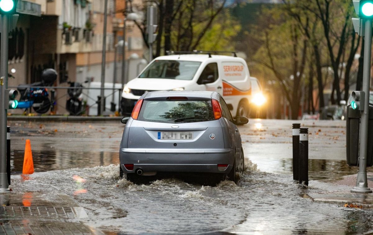 Un coche en una calle inundada / EP