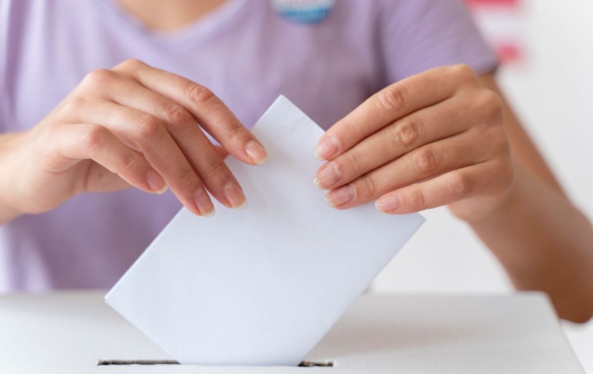 Una persona vota durante unas elecciones / FREEPIK