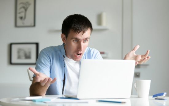 Un hombre irritado con eDreams / FREEPIK Un hombre irritado con eDreams / FREEPIK