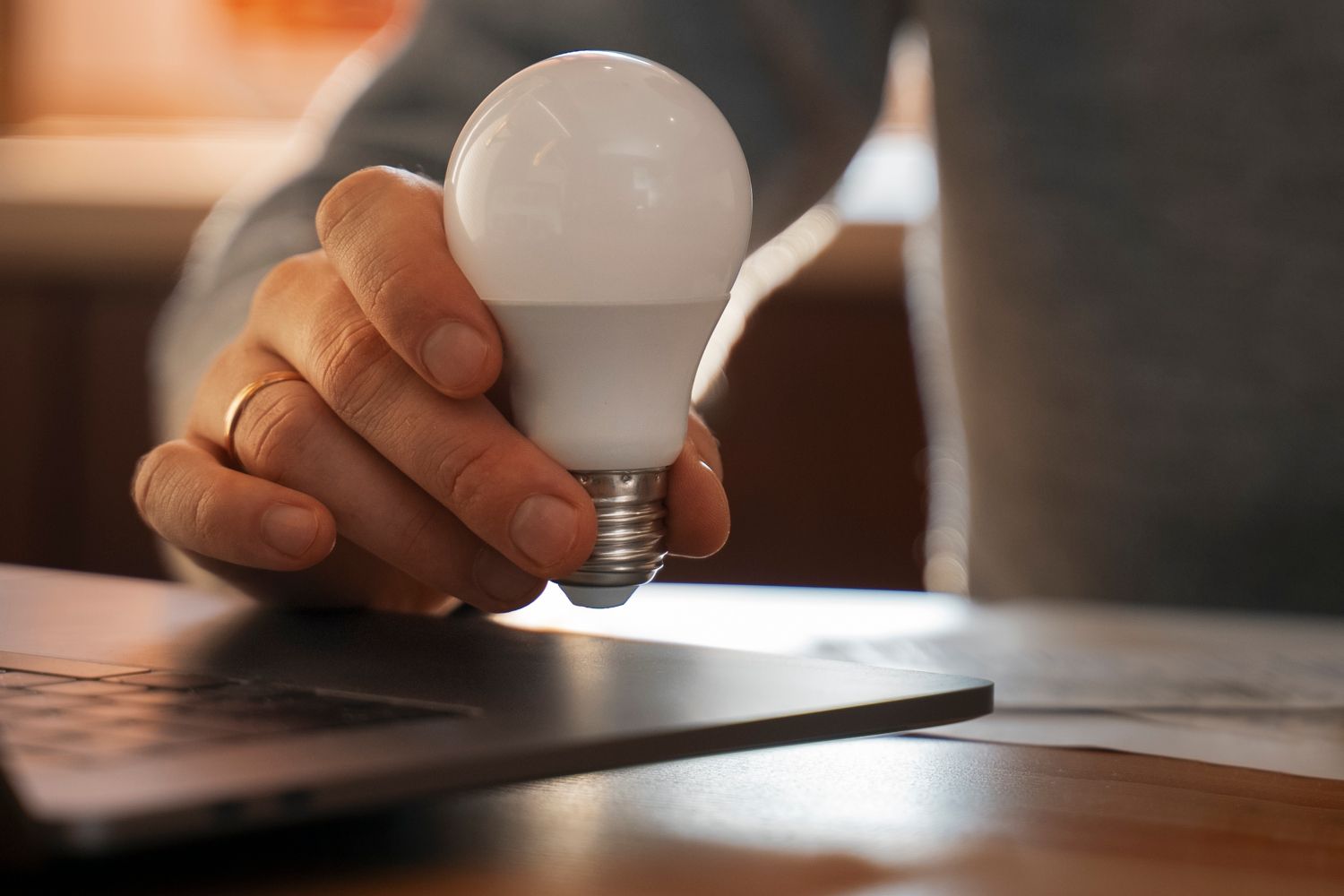 El precio de la luz hoy cae un 8 ¿cuándo es más barato poner la lavadora?