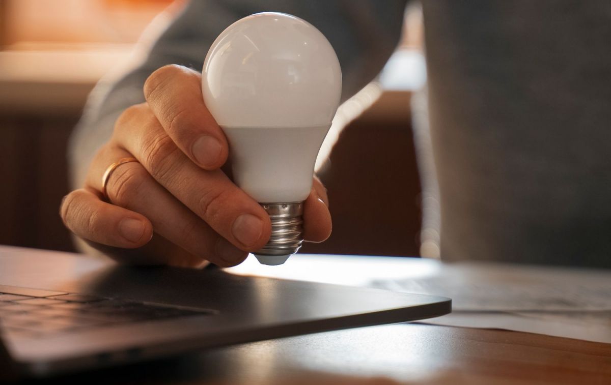 Una persona sostiene una bombilla de la luz / FREEPIK Una persona sostiene una bombilla de la luz / FREEPIK