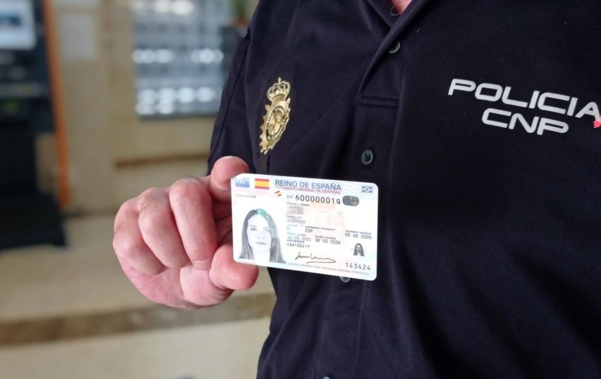 Un DNI español que sustenta la policía / POLICÍA NACIONAL Un DNI español que sustenta la policía / POLICÍA NACIONAL