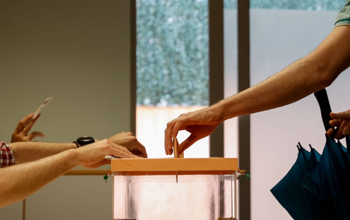 Una persona vota durante las elecciones municipales del 28 de mayo / Rober Solsona (EP)