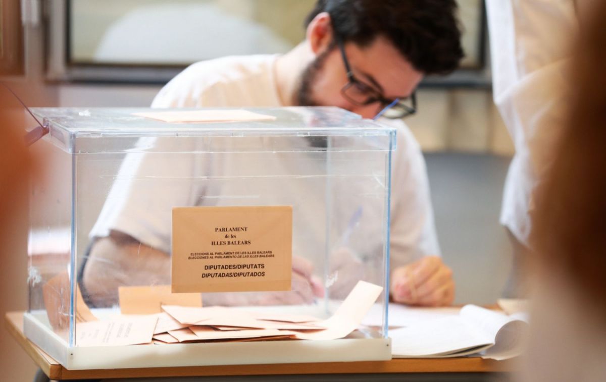Un miembro de la mesa electoral tras una urna / EUROPA PRESS - Tomàs Moyà Un miembro de la mesa electoral tras una urna / EUROPA PRESS - Tomàs Moyà