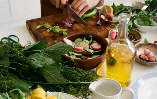 Una cocina con algunos alimentos / PEXELS