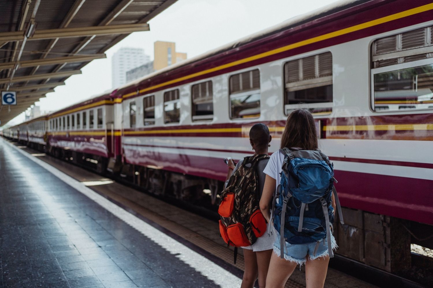 Dos jóvenes esperan un tren para viajar / PEXELS