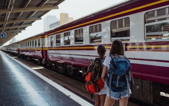 Dos jóvenes esperan un tren para viajar / PEXELS Dos jóvenes esperan un tren para viajar / PEXELS