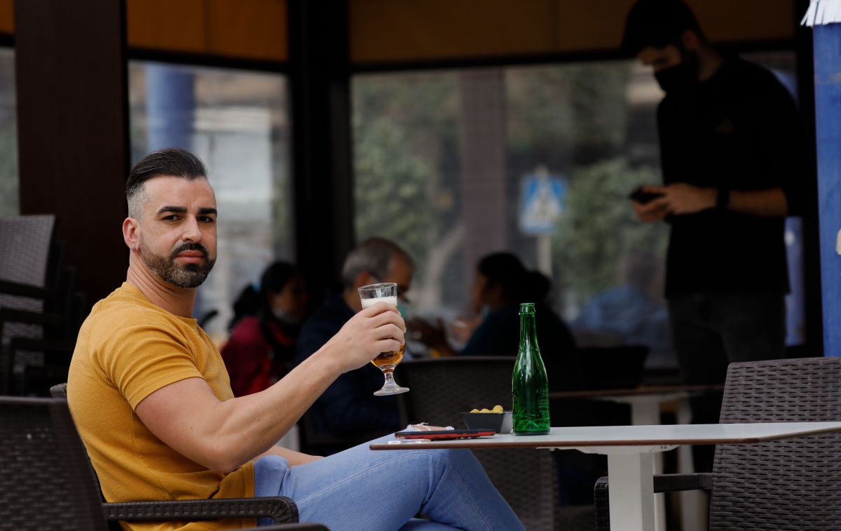 Un hombre se toma una cerveza en la terraza de un bar / EP Un hombre se toma una cerveza en la terraza de un bar / EP