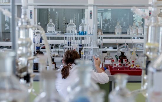 Una chica en un laboratorio de suplementación deportiva / PIXABAY Una chica en un laboratorio de suplementación deportiva / PIXABAY