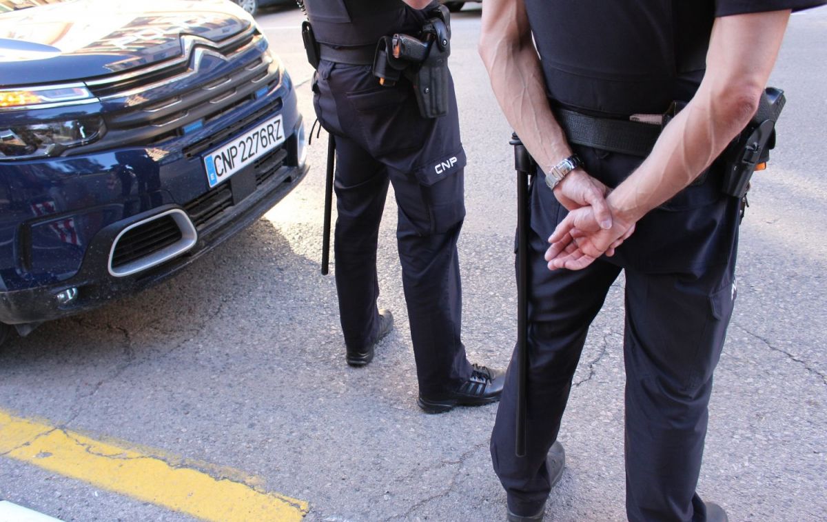 Dos policías hablan con un okupa / EP - CNP Dos policías hablan con un okupa / EP - CNP