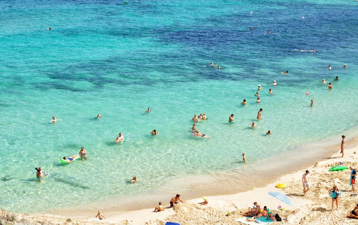Una playa de Mallorca, isla en la que casi no quedan viviendas turísticas disponibles / PEXELS
