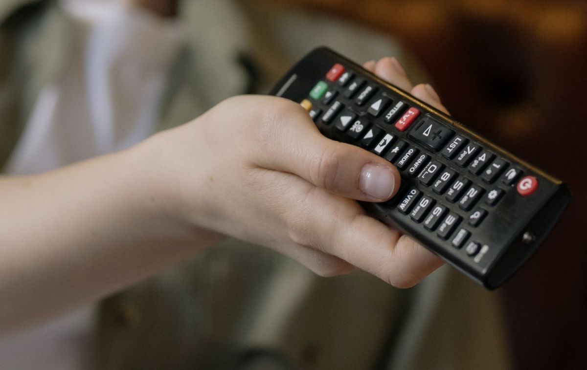 Una persona utiliza un mando para poner Movistar+ en su televisor / PEXELS Una persona utiliza un mando para poner Movistar+ en su televisor / PEXELS