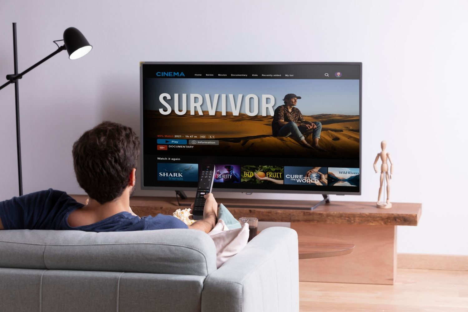 Un hombre con una Smart TV / UNSPLASH Un hombre con una Smart TV / UNSPLASH