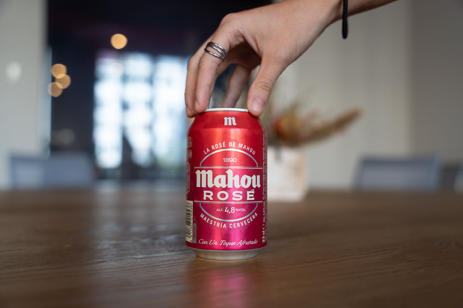 ¿Una cerveza rosa? Mahou abre una nueva categoría “para hacer ruido” y ...