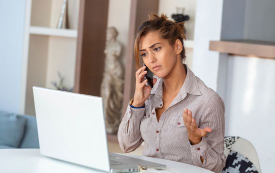 Una mujer irritada con la atención al cliente de una compañía / FREEPIK - @stefamerpik Una mujer irritada con la atención al cliente de una compañía / FREEPIK - @stefamerpik