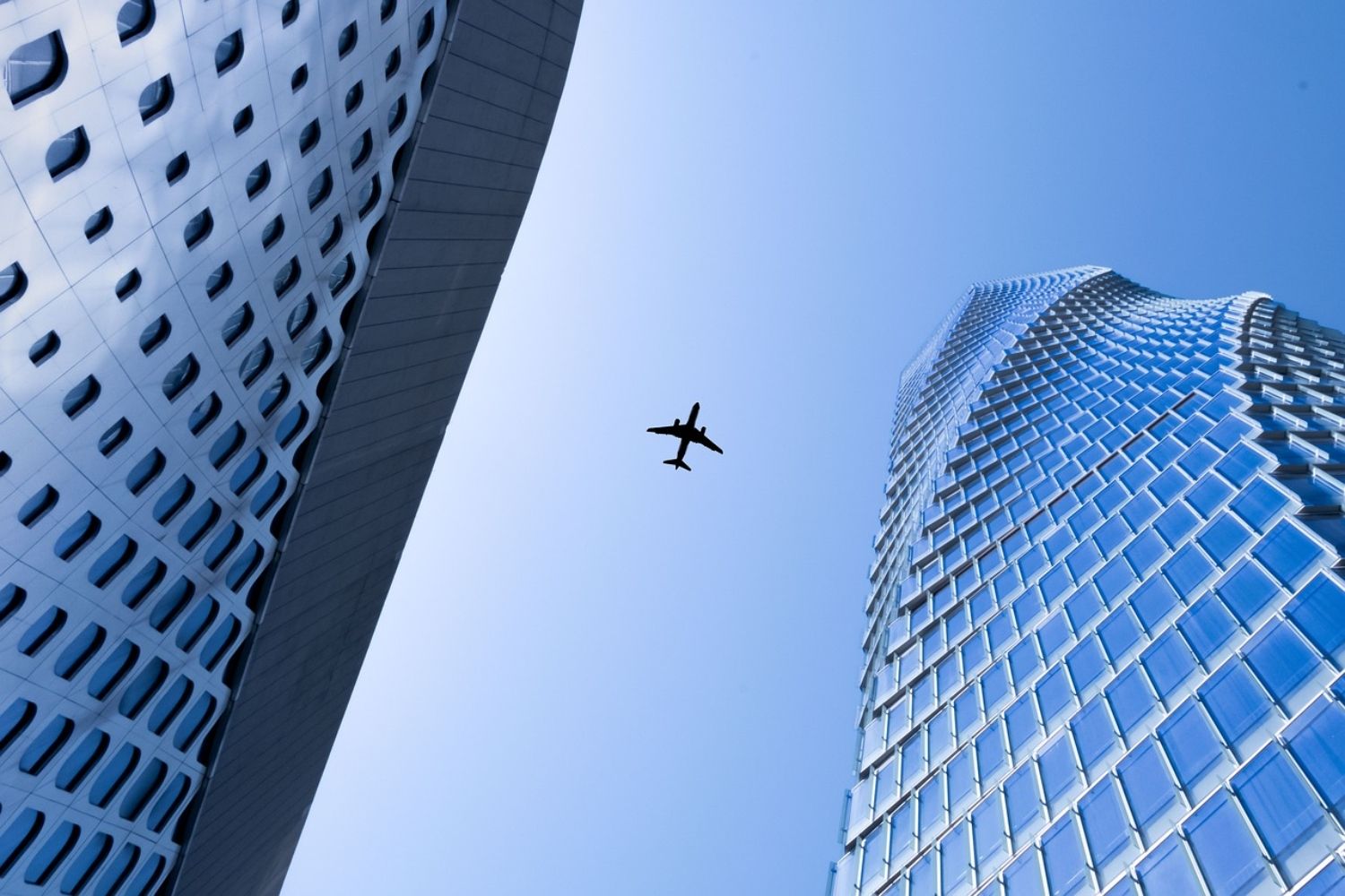 Un avión realiza un vuelo corto / Pixabay