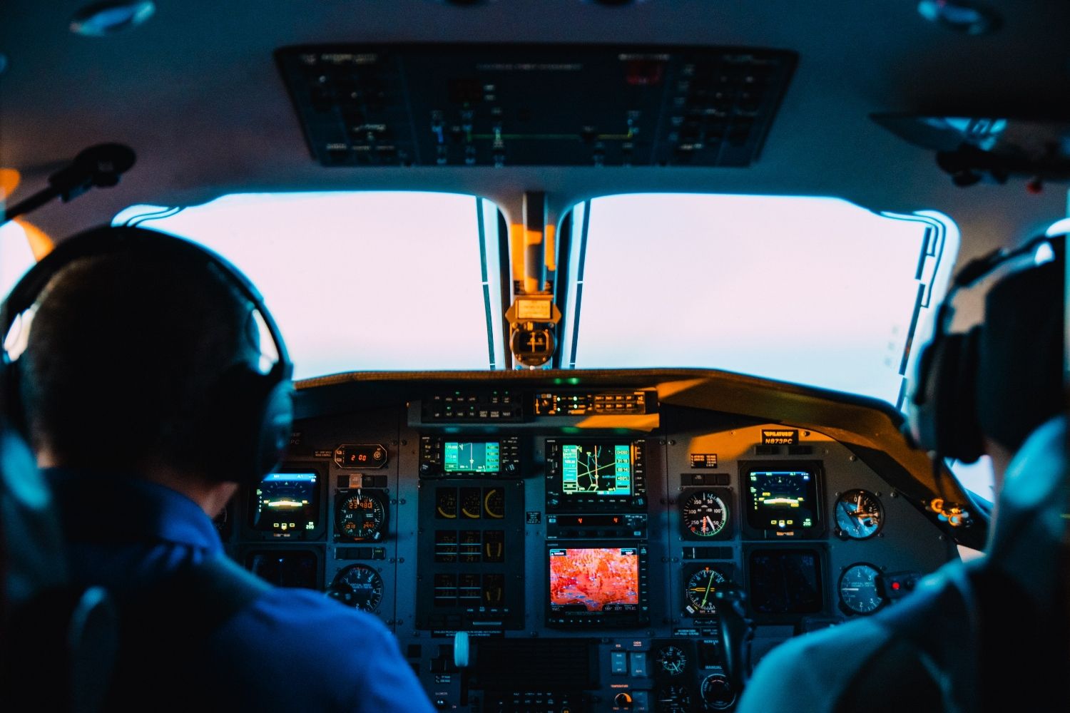 Un piloto y un copiloto de avión / UNSPLASH