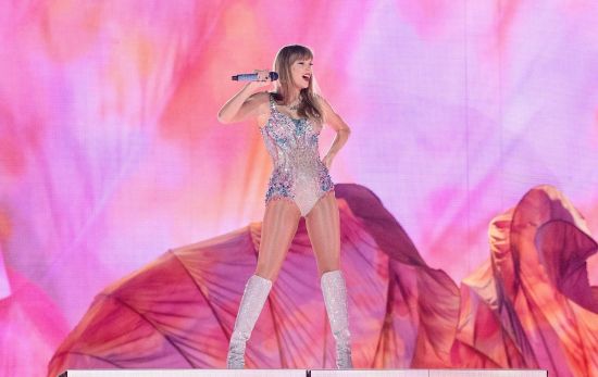 Taylor Swift dando un concierto en Las Vegas / Casey Flanigan (EP)