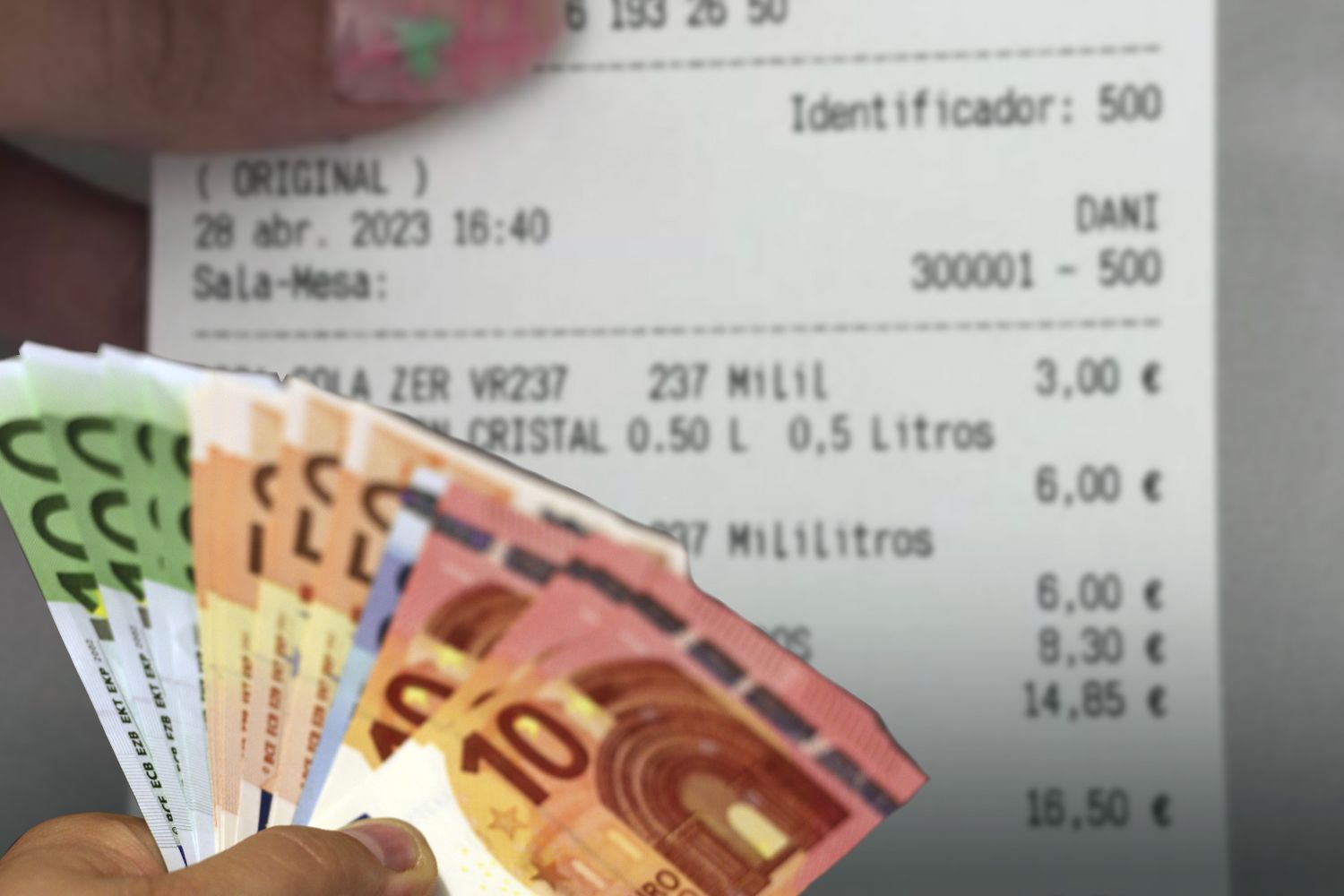 Dinero de los consumidores para dejar propina en un bar / Fotomontaje CG 