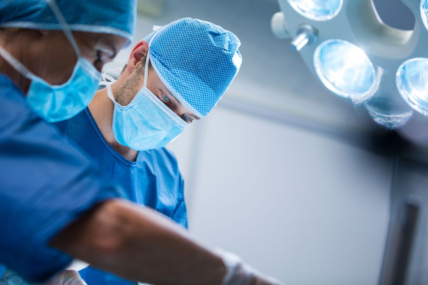 Dos expertos en especialidades quirúrgicas en un hospital / FREEPIK - @peoplecreations