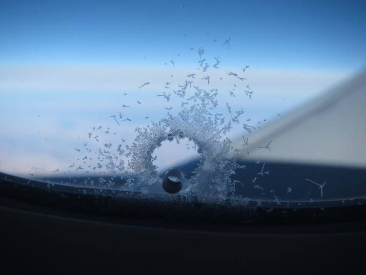 Hoyos en la ventanilla del avión / DB Hoyos en la ventanilla del avión / DB