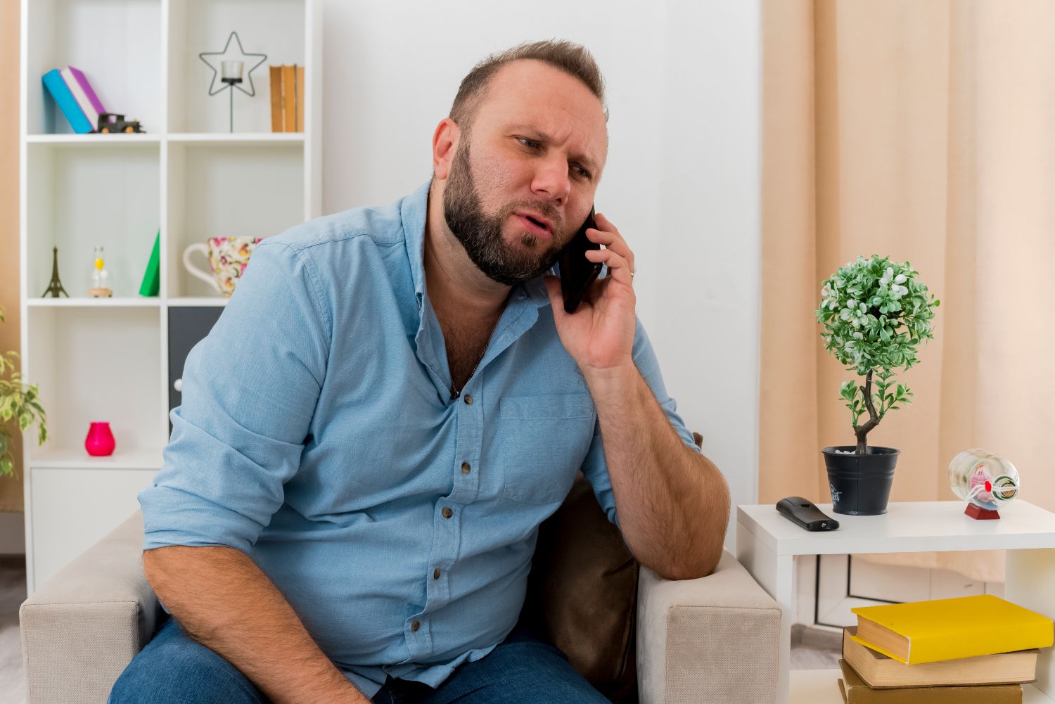 Un consumidor enfadado habla por teléfono / FREEPIK Un consumidor enfadado habla por teléfono / FREEPIK